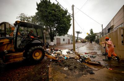 Limpeza pós-enchente chega a 15 locais nesta segunda