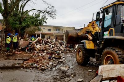 Força-tarefa de limpeza pós-enchente atende 18 locais nesta sexta-feira