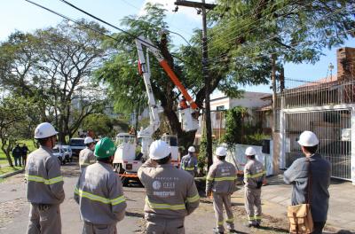 Oficina de poda da prefeitura qualifica funcionários da CEEE Equatorial