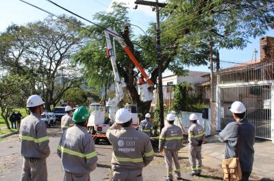 Oficina de poda da prefeitura qualifica funcionários da CEEE Equatorial 