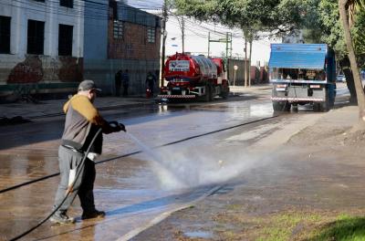 Prefeitura contrata 20 frentes de trabalho para hidrojateamento de ruas e passeios