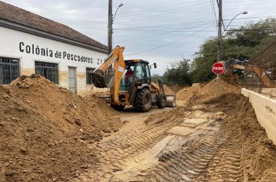 Retirada areia acumulada pela enchente na Ilha da Pintada 