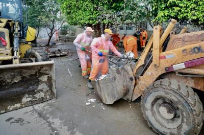 Limpeza pós-enchente ocorre em 19 locais nesta quinta