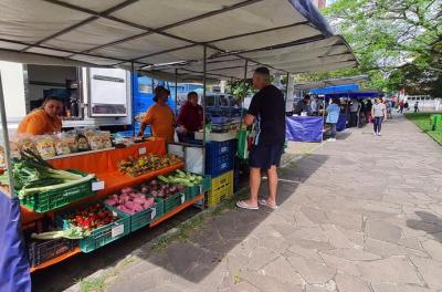 Feira no Lindoia.