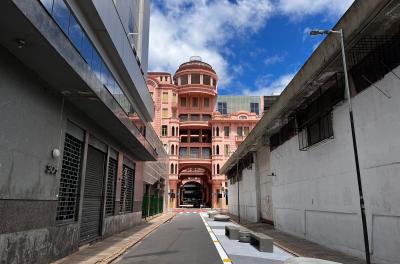 imagem da Travessa Araújo Ribeiro com a Casa de Cultura Mario Quintana ao fundo 