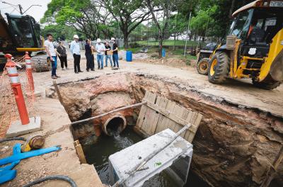 Prefeito em exercício vistoria obra de drenagem no bairro Chácara das Pedras
