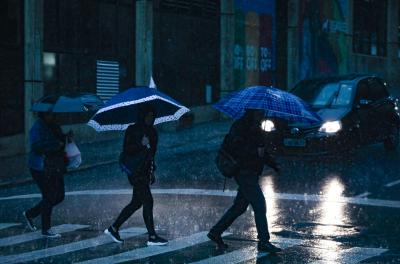 Defesa Civil emite alerta para chuvas intensas e temporais durante a terça e quarta-feira