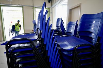 doação de móveis para a Escola Liberato Salzano Vieira da Cunha
