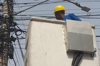 Operação de retirada de fios e cabos soltos ou arrebentados em vias da Capital