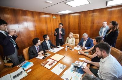Prefeito recebe representantes da provÃncia de Shiga no Centro Administrativo Municipal