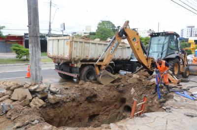 Conserto de adutora na Baltazar de Oliveira Garcia em andamento nesta sexta-feira