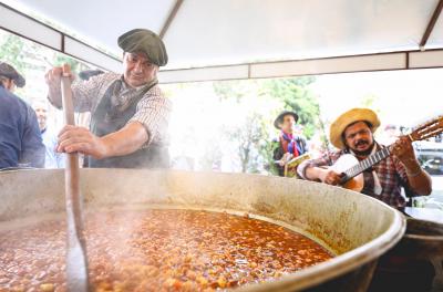 Churrasco solidário no Largo Glênio Peres comemora o aniversário de Porto Alegre