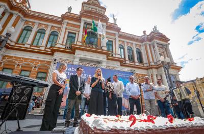 Aniversário de Porto Alegre é comemorado com parabéns a você e bolo