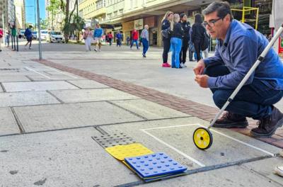 Instalação de piso podotátil no Centro Histórico
