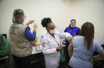 Vigilância em Saúde vacina trabalhadores de estabelecimento comercial contra o sarampo