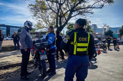 EPTC flagra moto roubada durante blitz nesta quinta