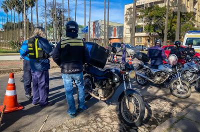 EPTC flagra motociclista com mais de R$ 19 mil em débitos nesta terça