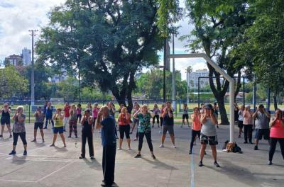 Prática de ginástica chinesa lian gong é oferecida em parques de Porto Alegre