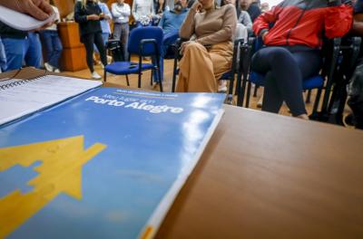 Prefeitura entrega matrÃculas para moradores do loteamento Dona Francisca Alves nesta quinta