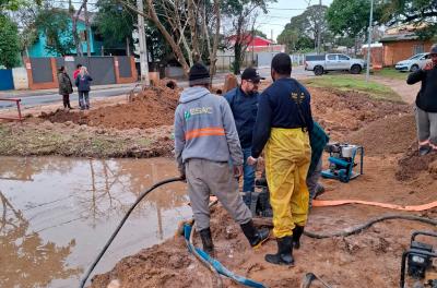 Dmae realiza ação de esgotamento no Guarujá