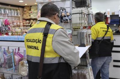 Blitz de fiscalização de resíduos emite seis autos de infração no Centro Histórico