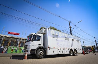 Unidade móvel de saúde leva atendimento e vacinação a cinco comunidades nesta semana