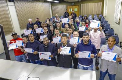Operação Inverno: homens em situação de rua concluem curso de pintura predial