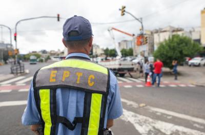 Obra de readequação na rede de drenagem urbana altera trânsito da área central