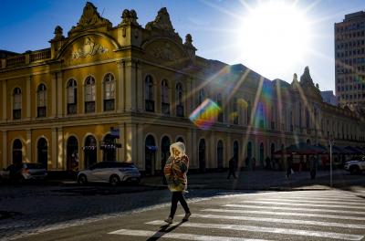 Semana começa com vento forte e termina com sol e temperaturas em elevação