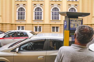 O uso das vagas da Área Azul pode ser regularizado pelo app ou via PIX, por meio de QR Code disponível nos terminais, sem necessidade de pagamento em moedas nos parquímetros.
