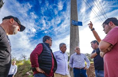 Prefeito vistoria serviço de recuperação asfáltica na Estrada Cristiano Kraemer