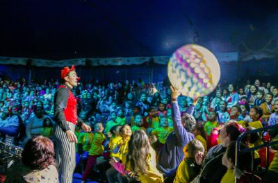 Alunos da rede municipal participam de tarde cultural no circo