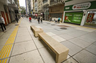 Prefeitura instala novo mobiliário urbano no Quadrilátero Central