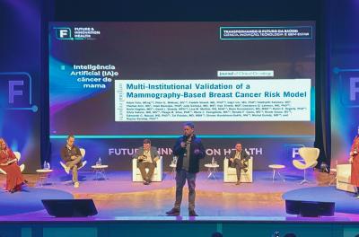 Soluções da saúde em IA desenvolvidas pela Procempa e Santa Casa sendo apresentadas pelo supervisor Marcio Scherer no Future & Innovation Health Forum
