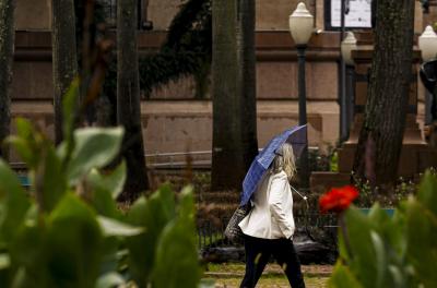 Prefeitura mobiliza equipes após alerta de chuva intensa para a Capital
