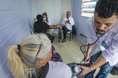 Loteamento Santa Terezinha recebe unidade móvel de saúde