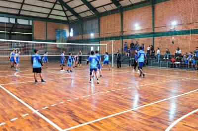 Vôlei masculino dos Jogos Escolares é disputado por 150 estudantes da Região Leste