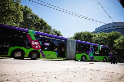 Prefeitura apresenta ônibus elétrico articulado e anuncia investimentos no transporte