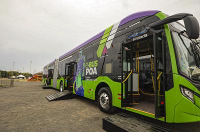 Capital anuncia a compra de 100 ônibus elétricos e apresenta modelo articulado