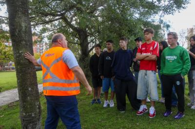 Estudantes celebram o Dia da Árvore com plantio de frutíferas e visita ao Parque Germânia