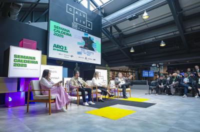 Foto da Arena do Instituto Caldeira onde os painelistas debatem sobre inovação aberta.