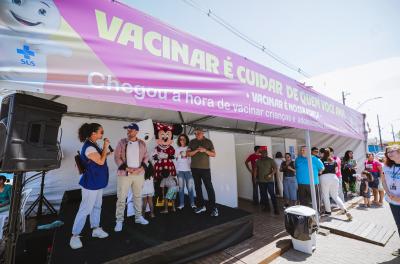 Multivacinação começa em Porto Alegre com festa e proteção no Loteamento Santa Terezinha