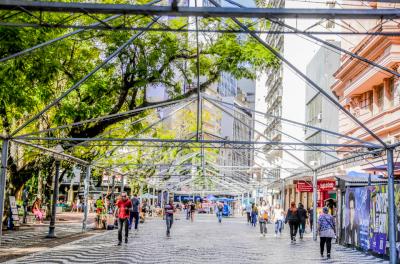 Montagem da 71ª Feira do Livro começa na Praça da Alfândega