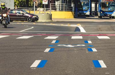 Prefeitura entrega projeto experimental da motofaixa na avenida Assis Brasil