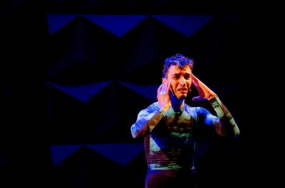 Azul Marítimo é o primeiro solo de Victor Di Marco que tem como mote seus medos e fascínios pelo mar