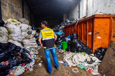 Prefeitura de Porto Alegre interdita 11 ferros-velhos no 4º Distrito após ação da BM