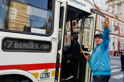 Porto Alegre, RS, 17/05/2023 - Linha de ônibus F04 FUTEBOL - Arena. Linha especial que leva torcedores para o estádio de futebol. Nas fotos, torcedores do Grêmio embarcando para a Arena. Fotos: Pedro Piegas / PMPA