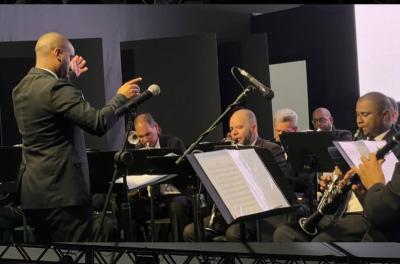 Plateia aplaude Banda Municipal de Porto Alegre em apresentação na 71.a Feira do Livro