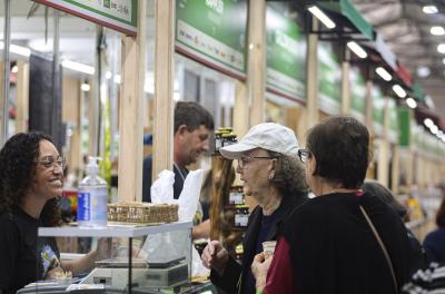 Feira da Agricultura Familiar é aberta no Largo Glênio Peres
