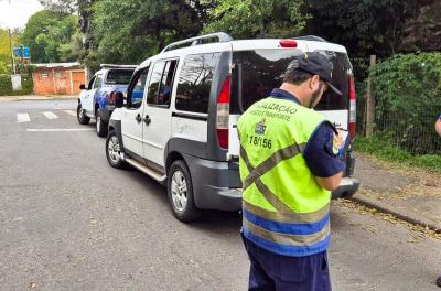 Porto Alegre, RS, Brasil - 07/05/2025: A Empresa Pública de Transporte e Circulação (EPTC) flagrou mais um veículo realizando transporte escolar clandestino. O automóvel Fiat Doblô, que transportava cinco alunos da Escola Estadual de Ensino Fundamental Eva Carminatti, no bairro Lomba do Pinheiro, foi monitorado ao longo de vários dias. Após a confirmação da irregularidade, no início da tarde desta quarta-feira, 7, agentes da EPTC aguardaram a entrega dos estudantes na escola para realizar a abordagem do veí